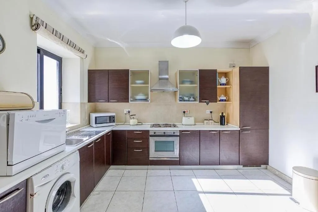 Beautiful 3 Bed Rm Apartment Close To Sea And Best Of Sliema